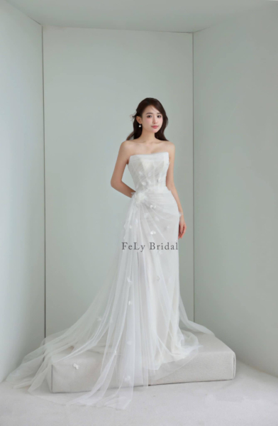 Váy cưới đuôi dài hoa rơi