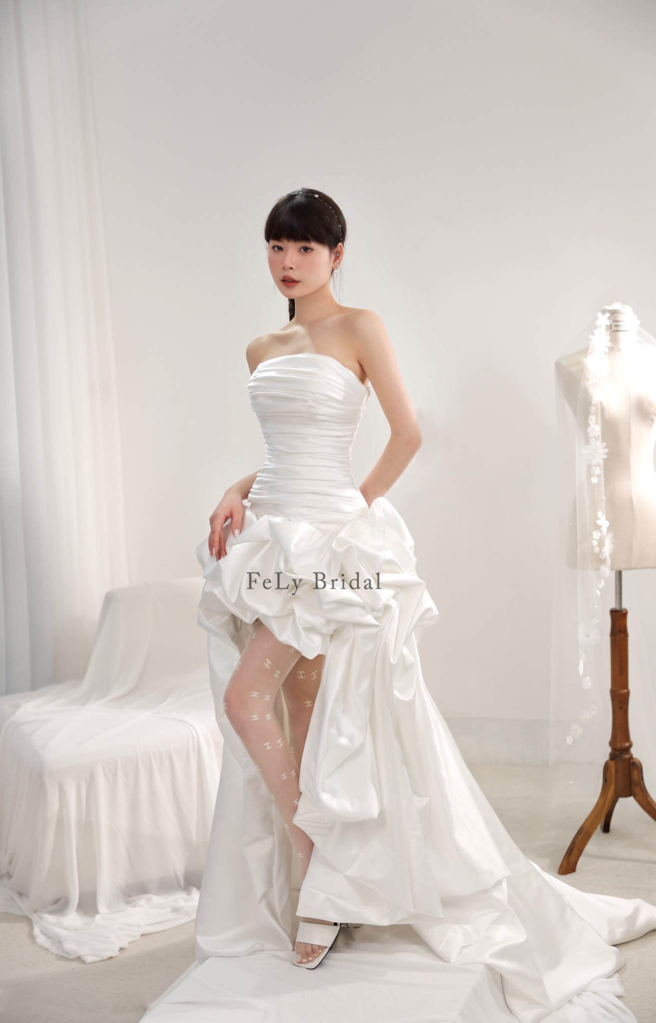 Váy cưới ngắn đuôi dài tạo khối hoa