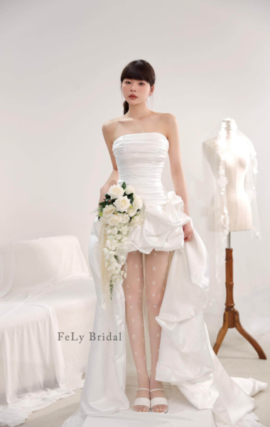 Váy cưới ngắn đuôi dài tạo khối hoa