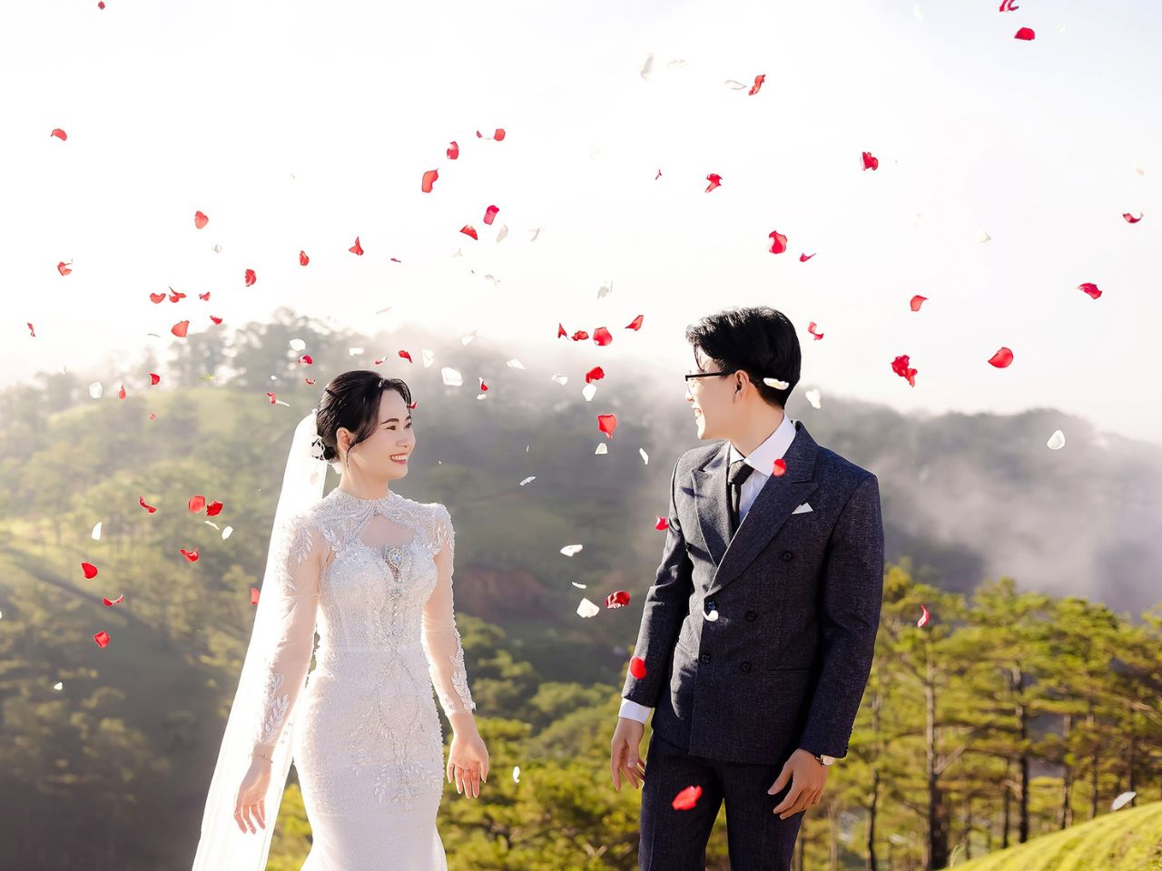 20 Mẫu Váy Cưới Dài Tay Sang Trọng, Hot Nhất 2026