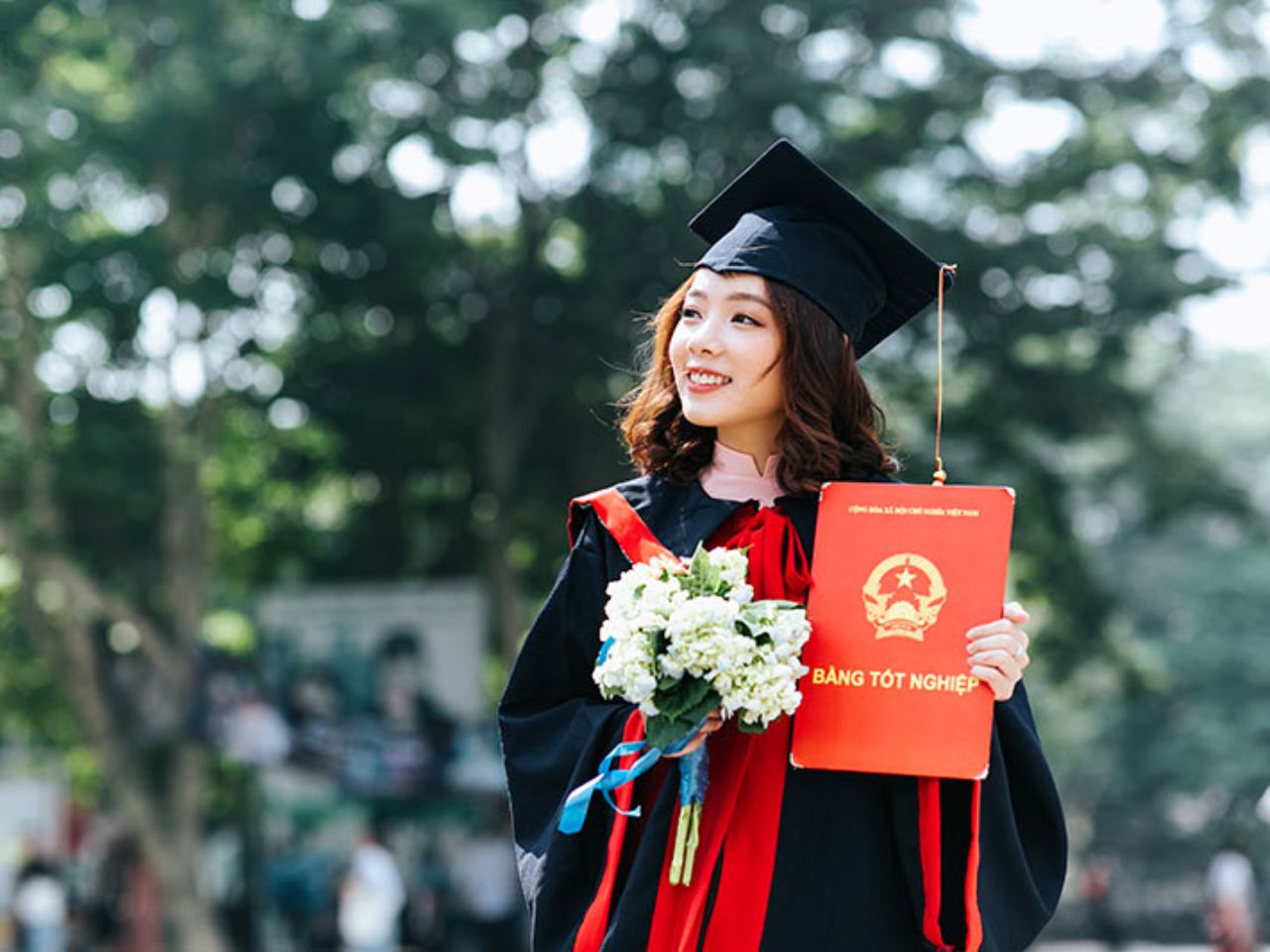 Chụp Ảnh Tốt Nghiệp Ở Đâu Đẹp? Gợi Ý Studio Uy Tín & Chuyên Nghiệp