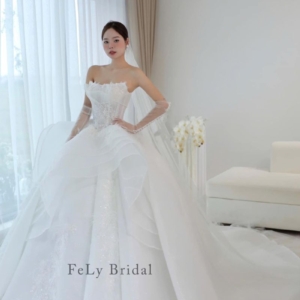 Váy cưới công chúa nhiều tầng ren hoa