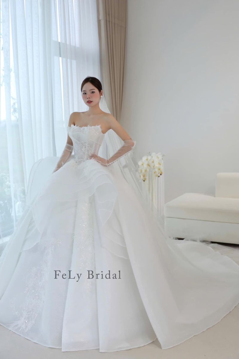 Váy cưới công chúa nhiều tầng ren hoa