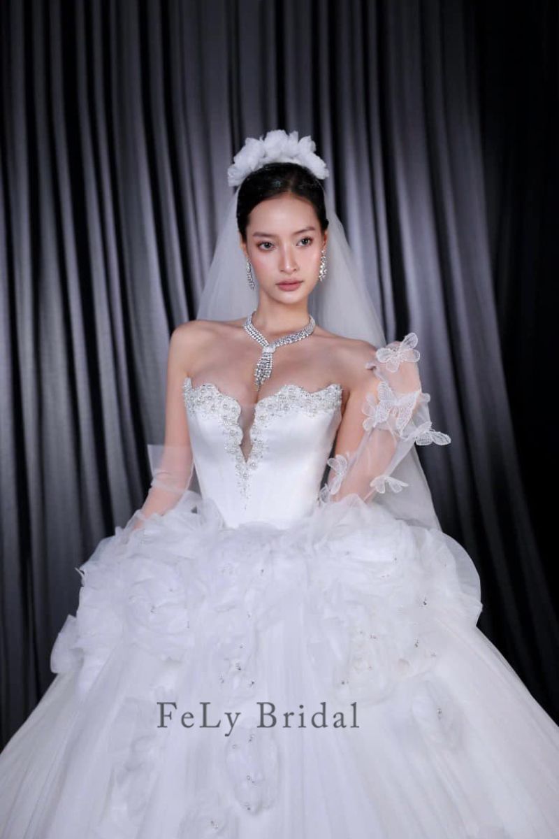 Váy cưới công chúa xẻ ngực hoa 3D