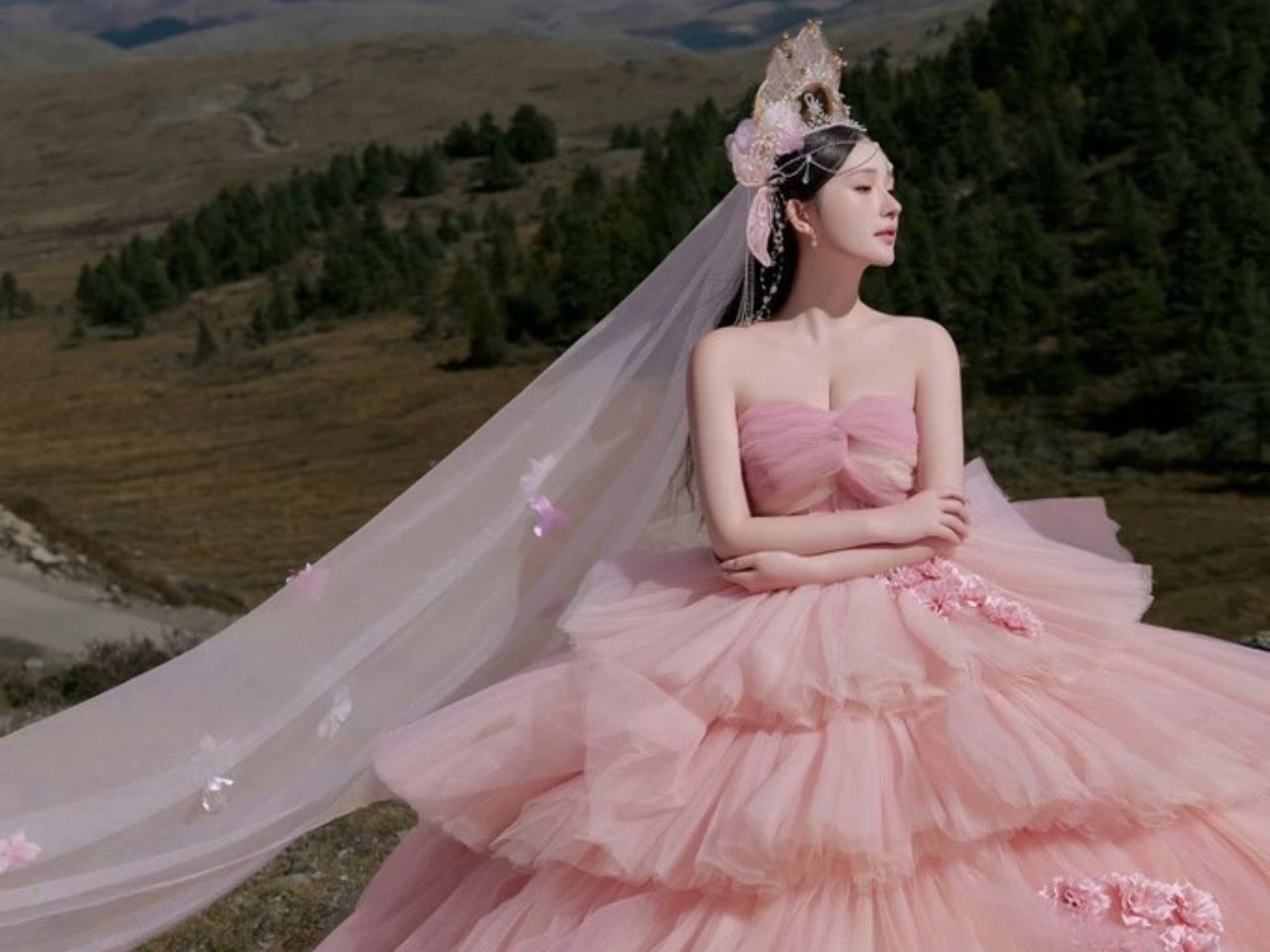 Mẫu Váy Cưới Màu Hồng Đẹp Mê Ly Cho Cô Dâu