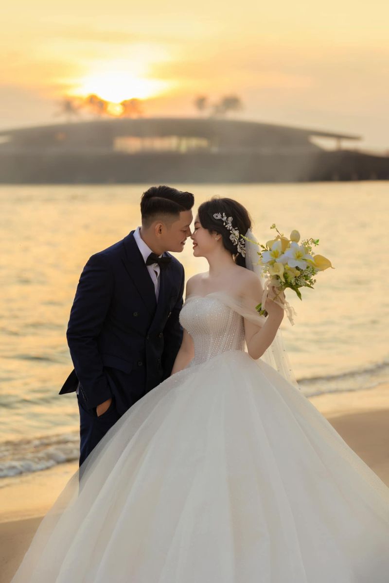 chup anh cuoi nen mac vest mau gi 3