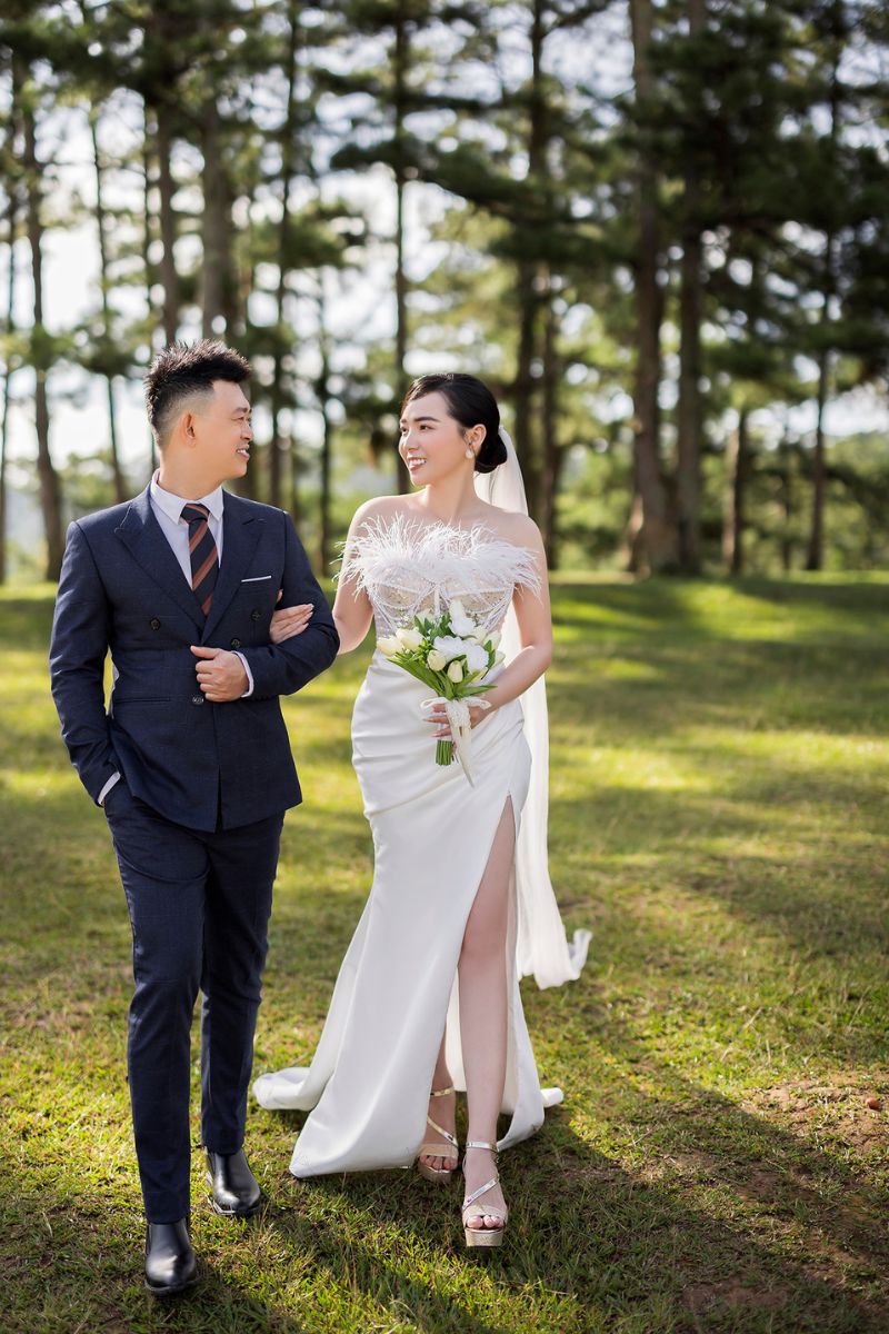 chup anh cuoi nen mac vest mau gi 4