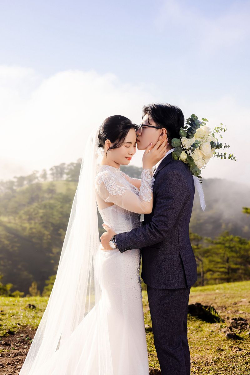 chup anh cuoi nen mac vest mau gi 5