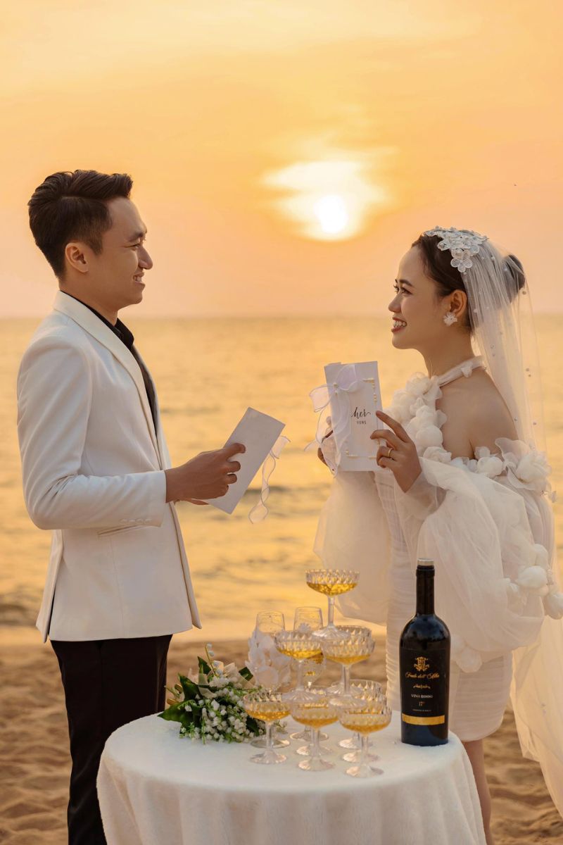 chup anh cuoi nen mac vest mau gi 7