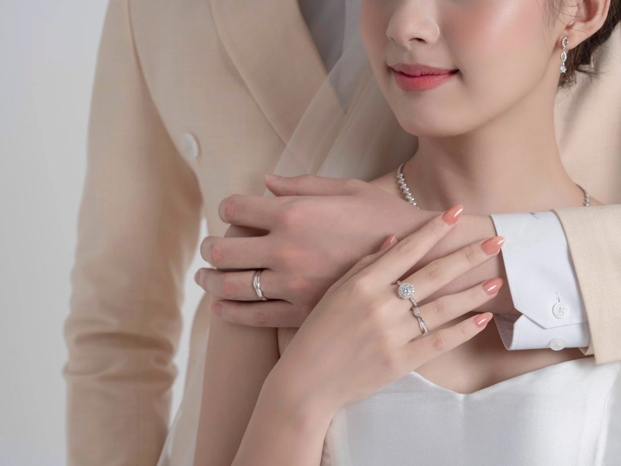 Nhẫn Cưới Đeo Tay Nào? Bật Mí Cách Đeo Chính Xác Cho Cặp Đôi Mới Cưới
