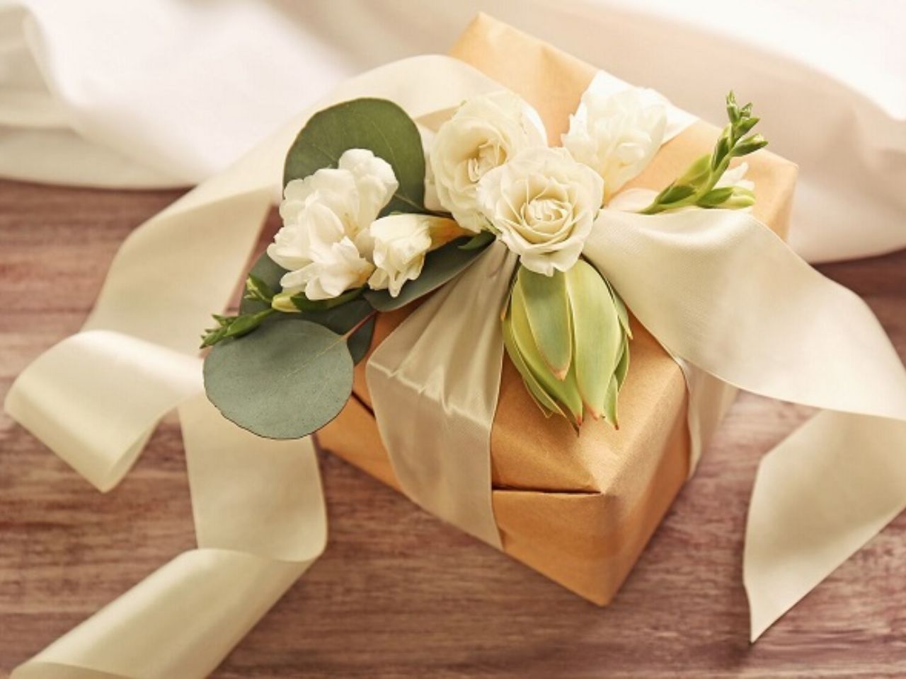 20+ Gợi Ý Quà Tặng Đám Cưới Ý Nghĩa & Thiết Thực Nhất 2025