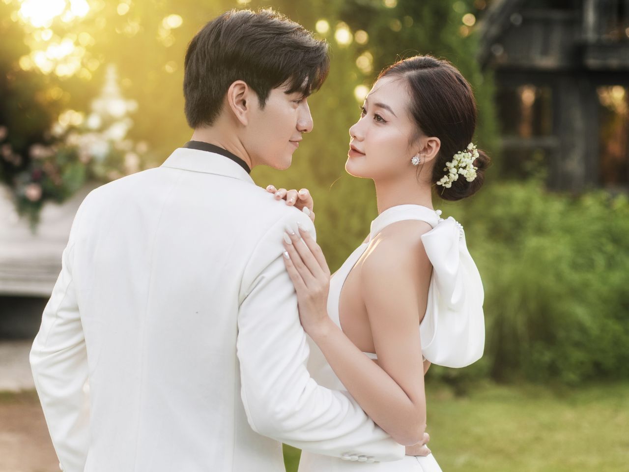 Mẫu Váy Cưới Cổ Yếm Nhẹ Nhàng Cho Cô Dâu