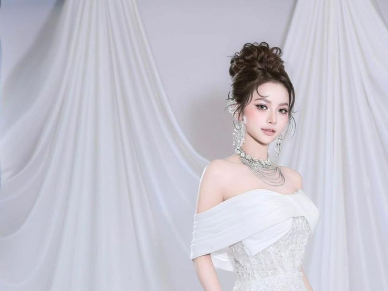 Gợi Ý Những Kiểu Tóc Cô Dâu Búi Cao Đẹp & Dễ Phối Phụ Kiện Nhất