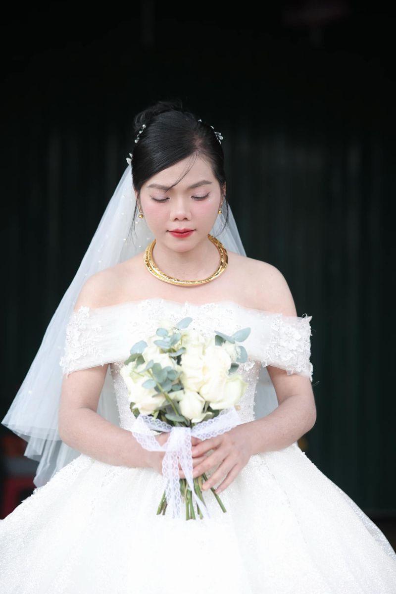 kieu toc co dau mat tron 8