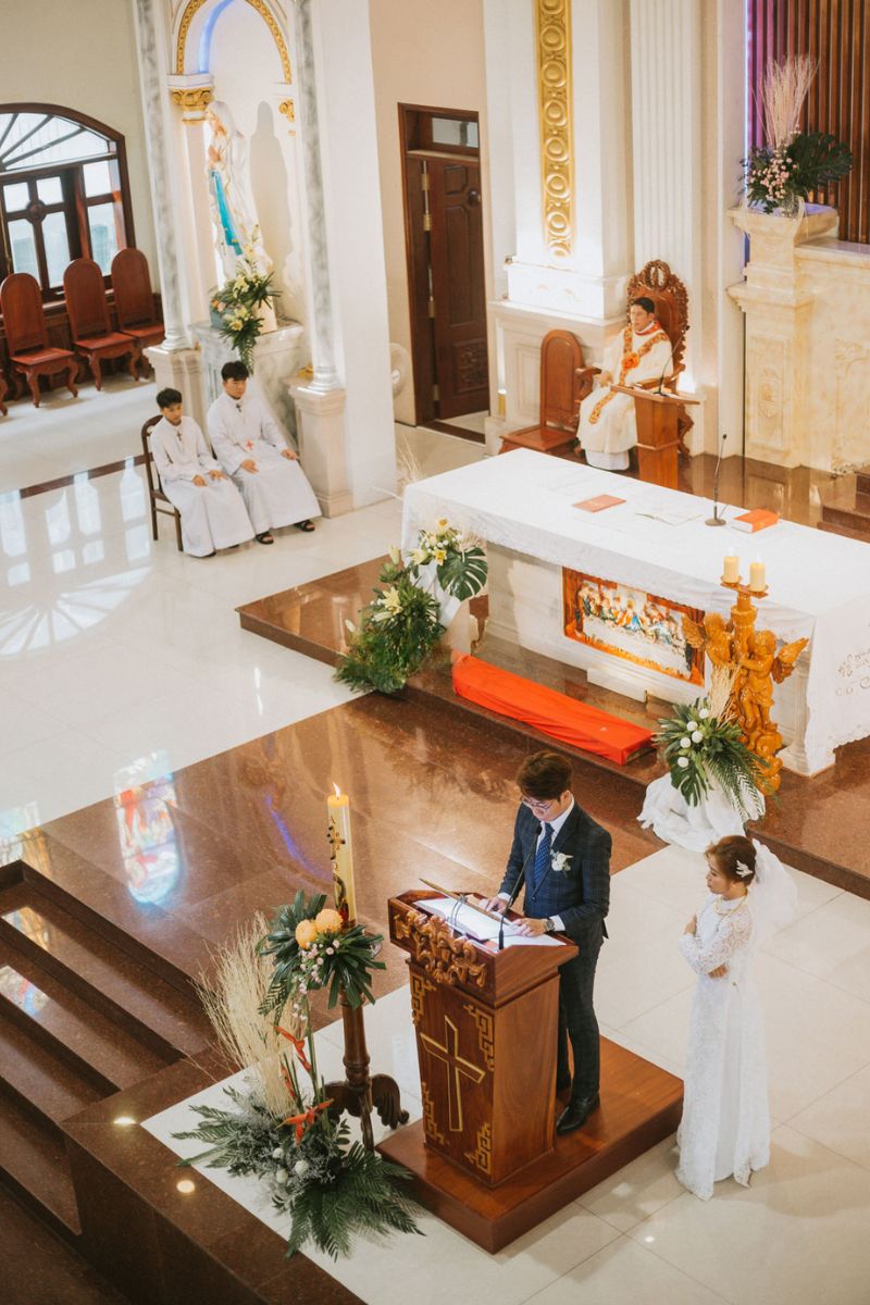 le cuoi trong nha tho 1