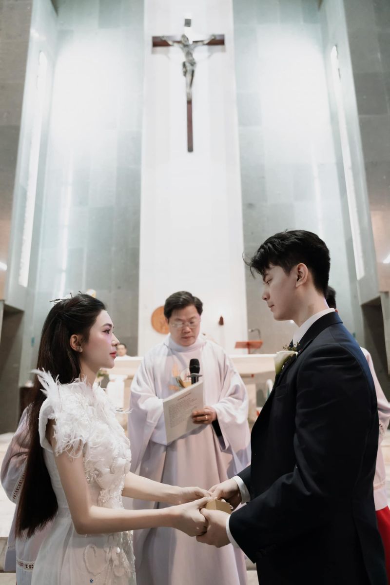 le cuoi trong nha tho 2