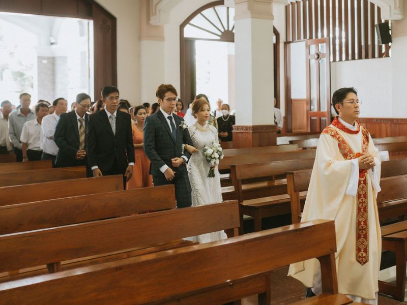 le cuoi trong nha tho 6