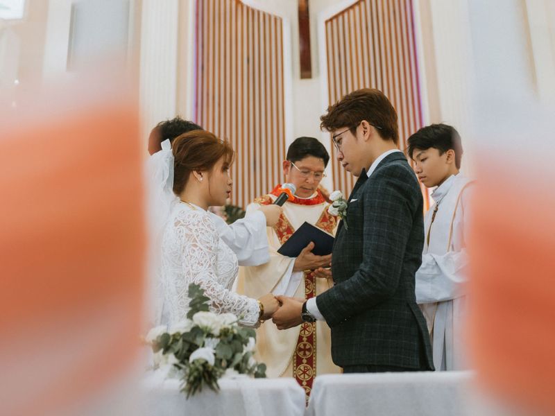 le cuoi trong nha tho 8