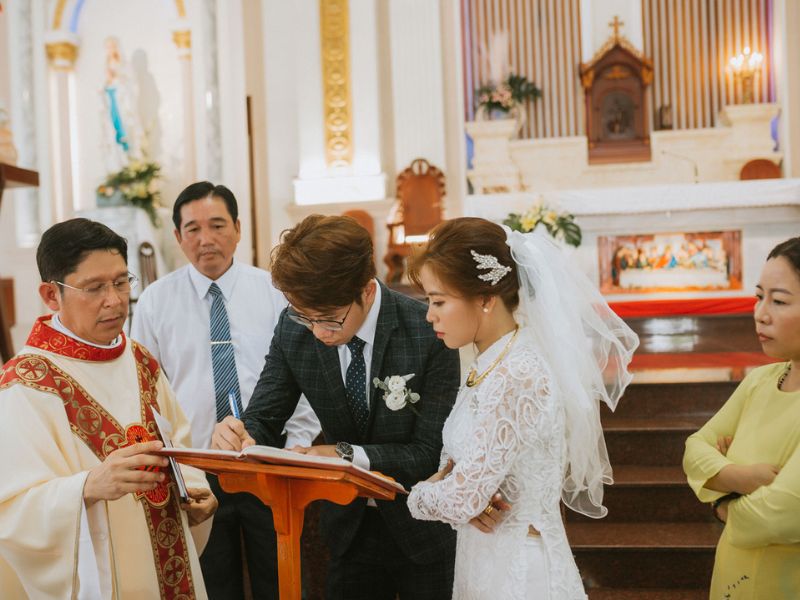 le cuoi trong nha tho 9