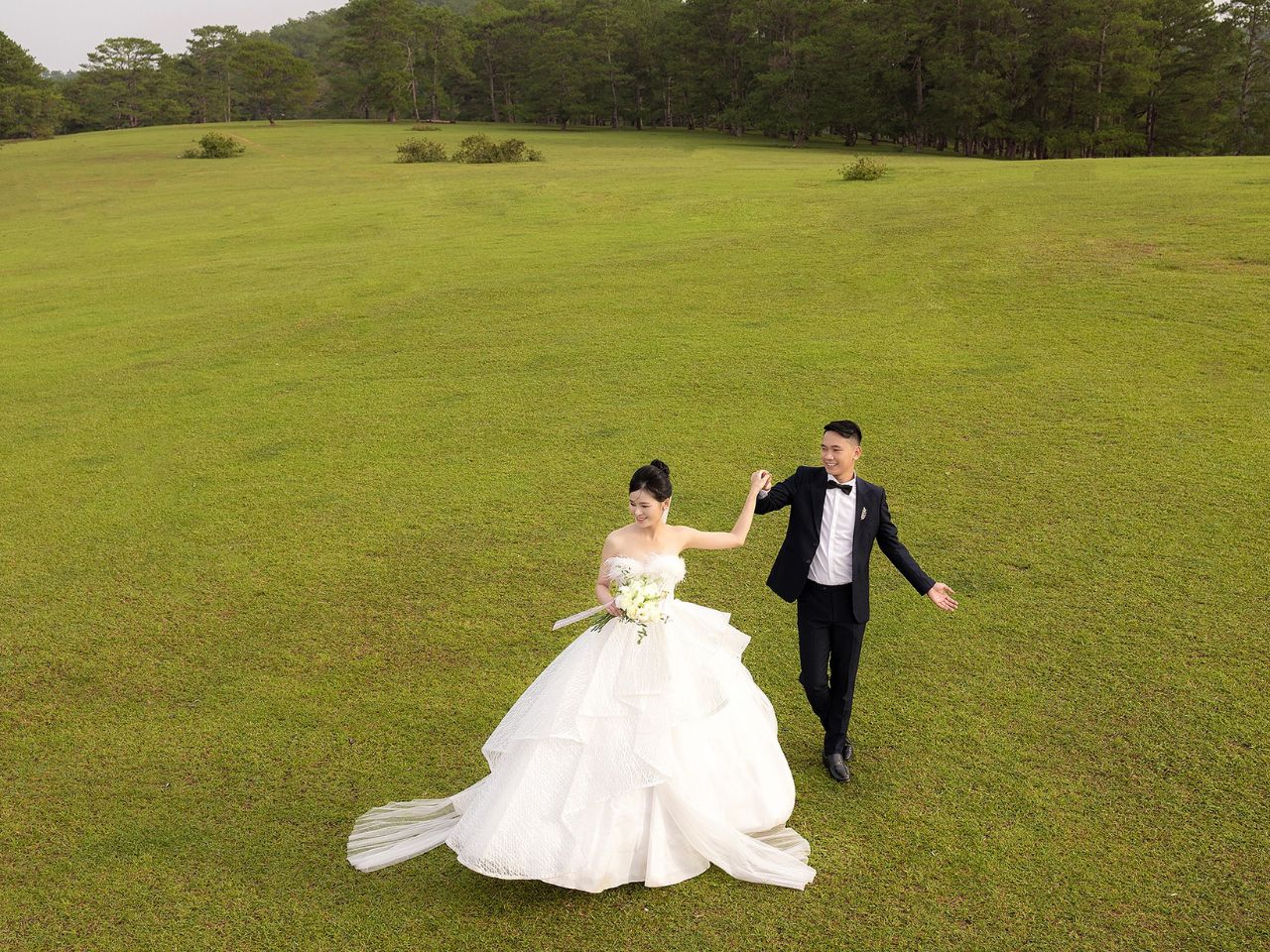 Xu Hướng Váy Cưới 2025 – Những Mẫu Thiết Kế Đẹp Gây Sốt Mùa Cưới