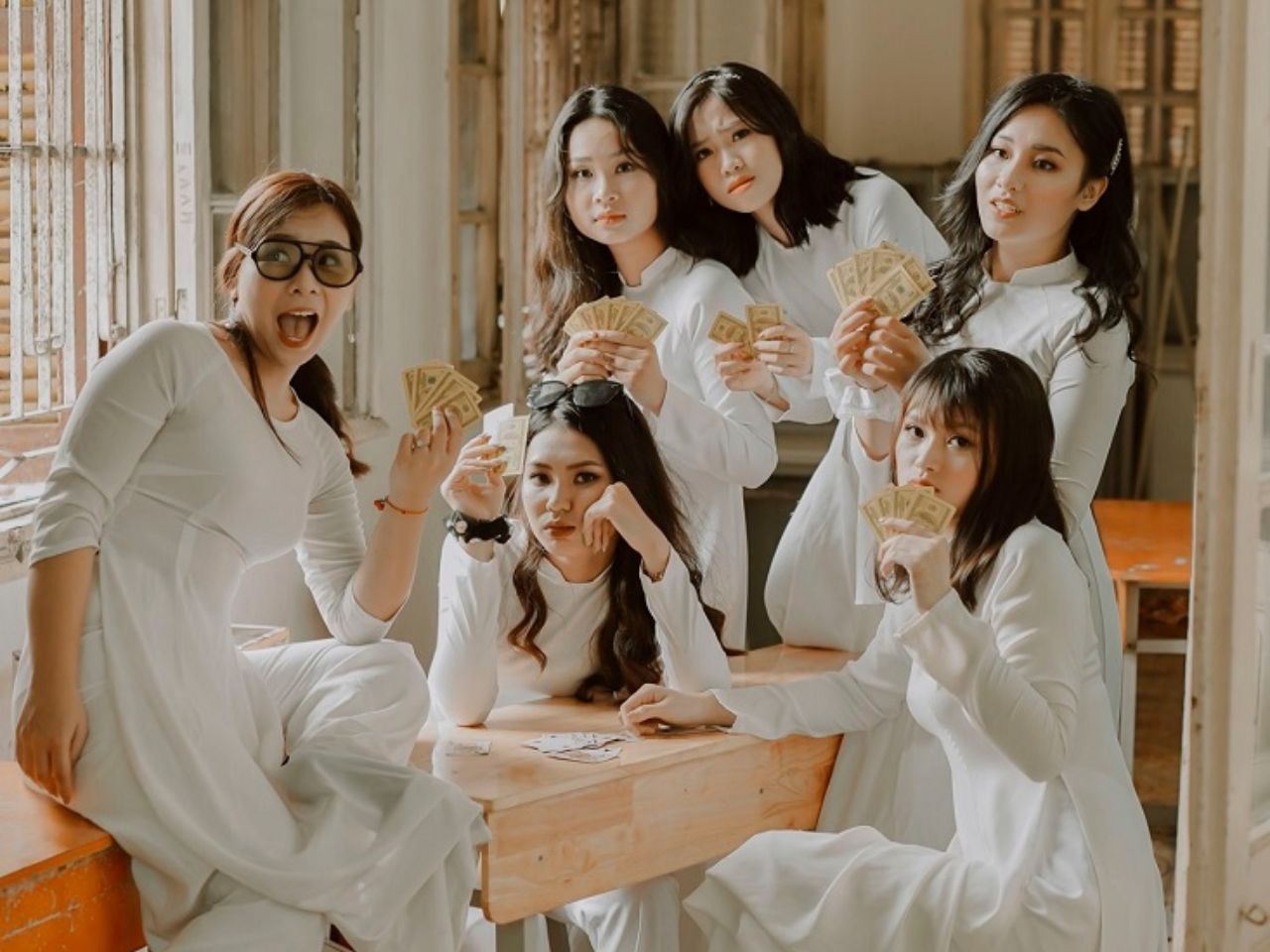 Gợi Ý Concept Chụp Ảnh Áo Dài Nhóm Đẹp Cho Bạn Bè & Lớp Học