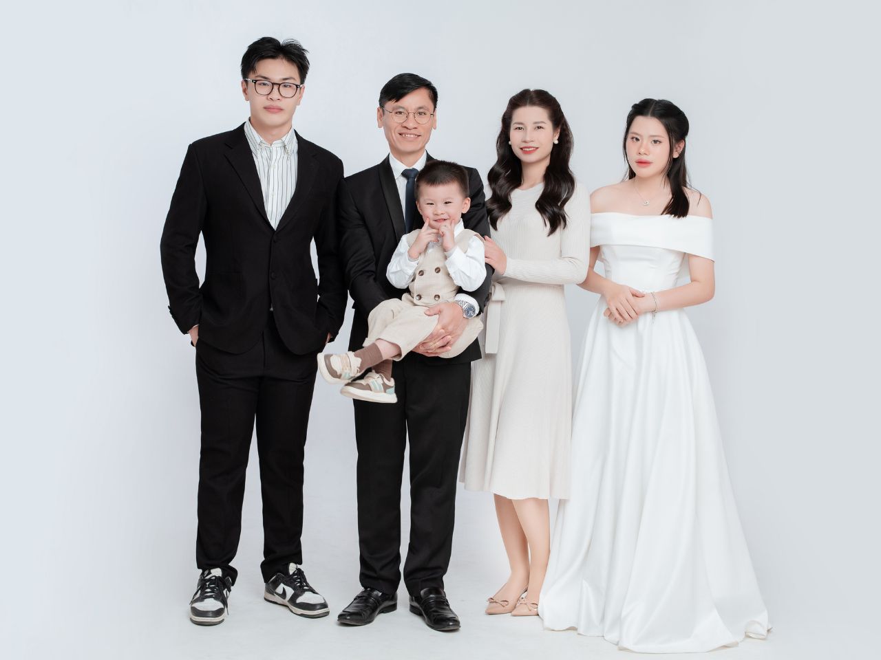 Gợi Ý Concept Chụp Ảnh Gia Đình 5 Người Trong Studio Và Ngoại Cảnh