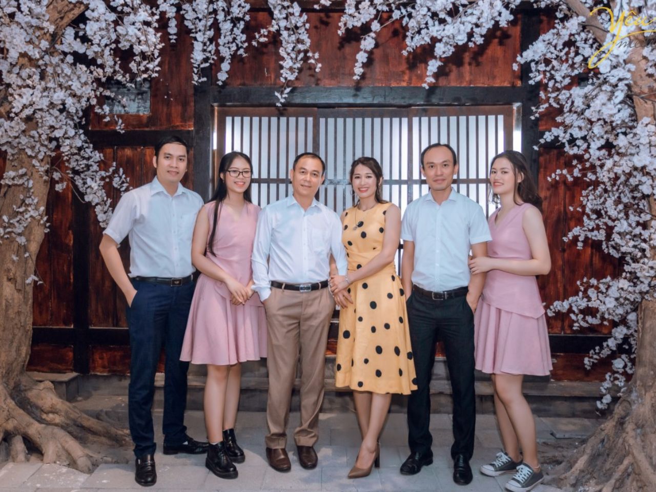 Kinh Nghiệm Tạo Dáng Chụp Ảnh Gia Đình 6 Người Hài Hòa