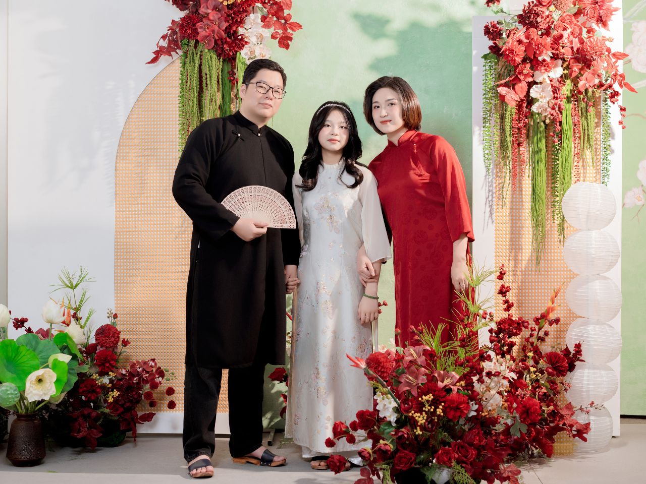 Xu Hướng Chụp Ảnh Gia Đình Áo Dài Trong Studio Và Ngoại Cảnh 2025
