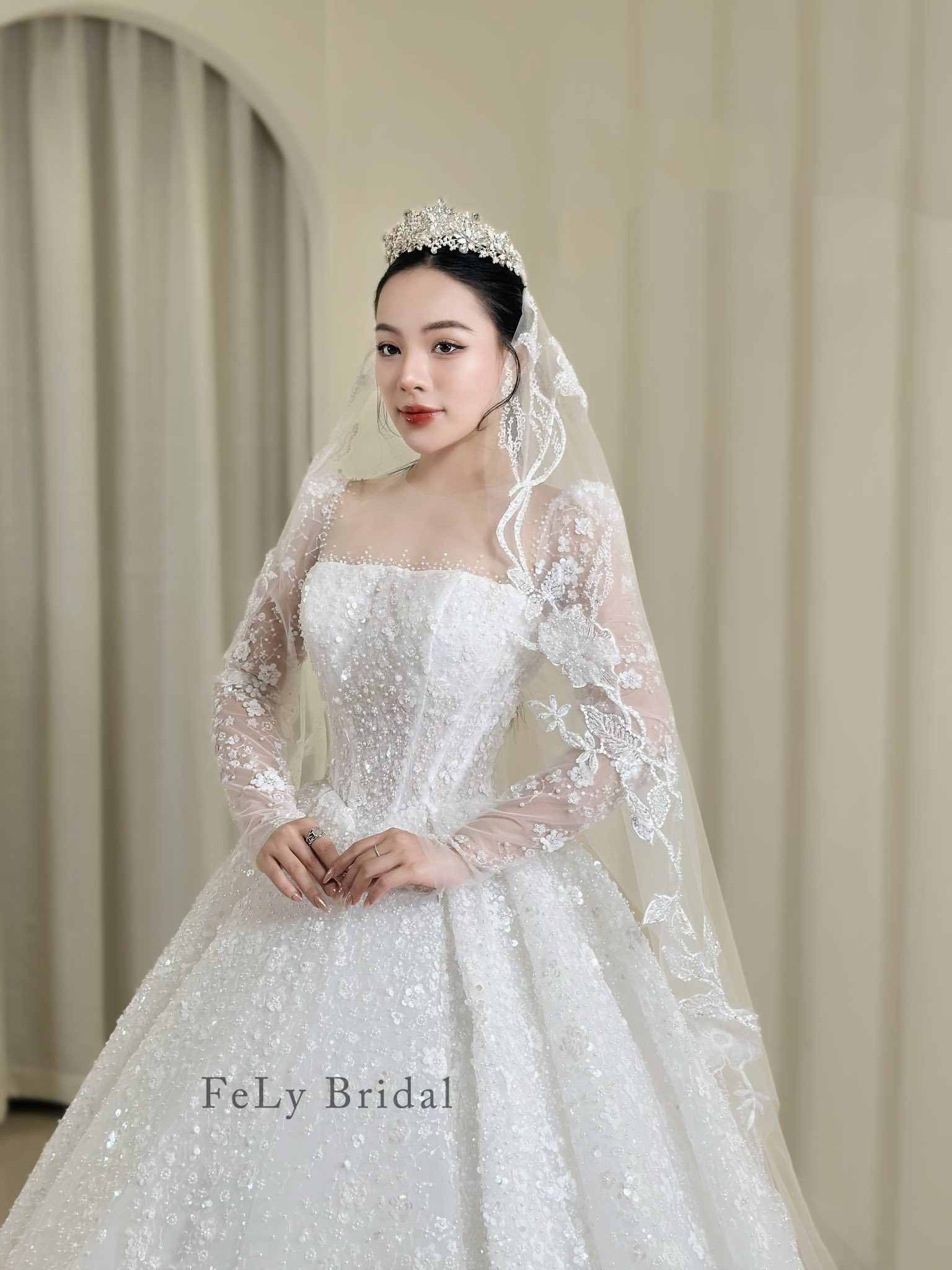 Váy Công Chúa Tay Dài Đính Pha Lê Ánh Ngọc