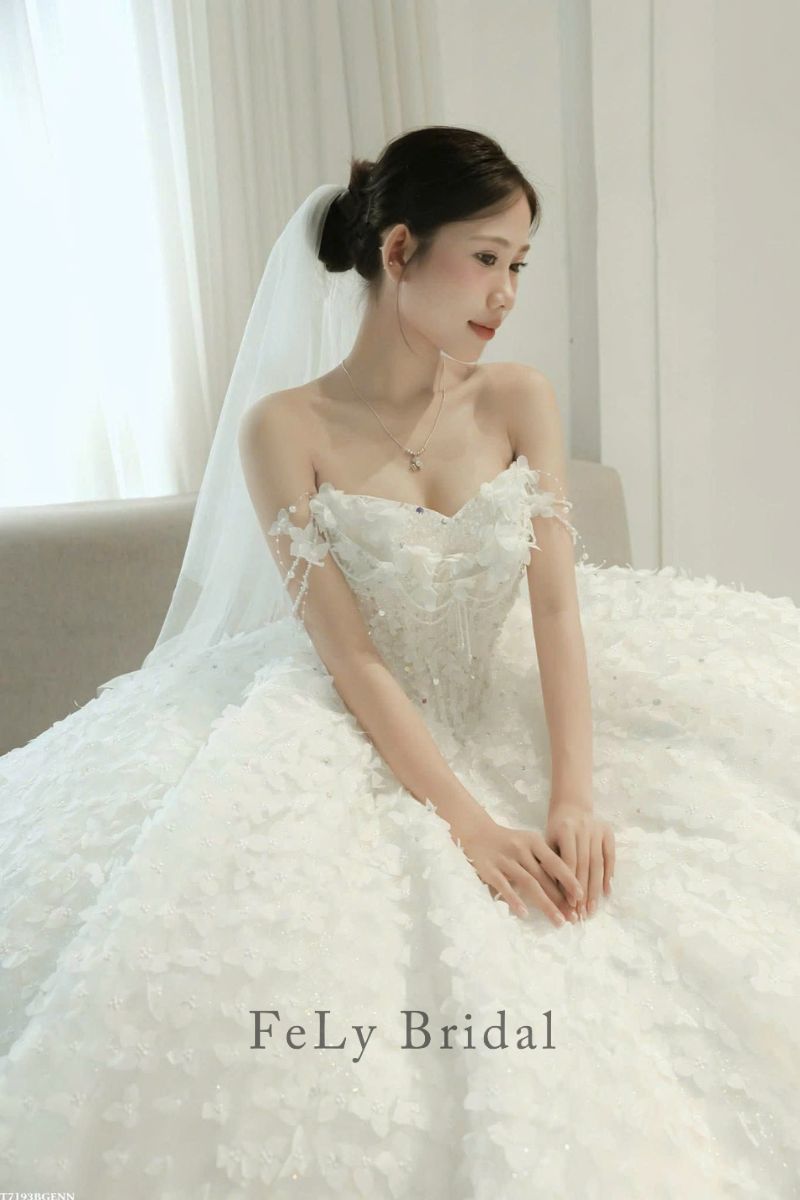 Váy cưới công chúa đính hoa nhí 3D