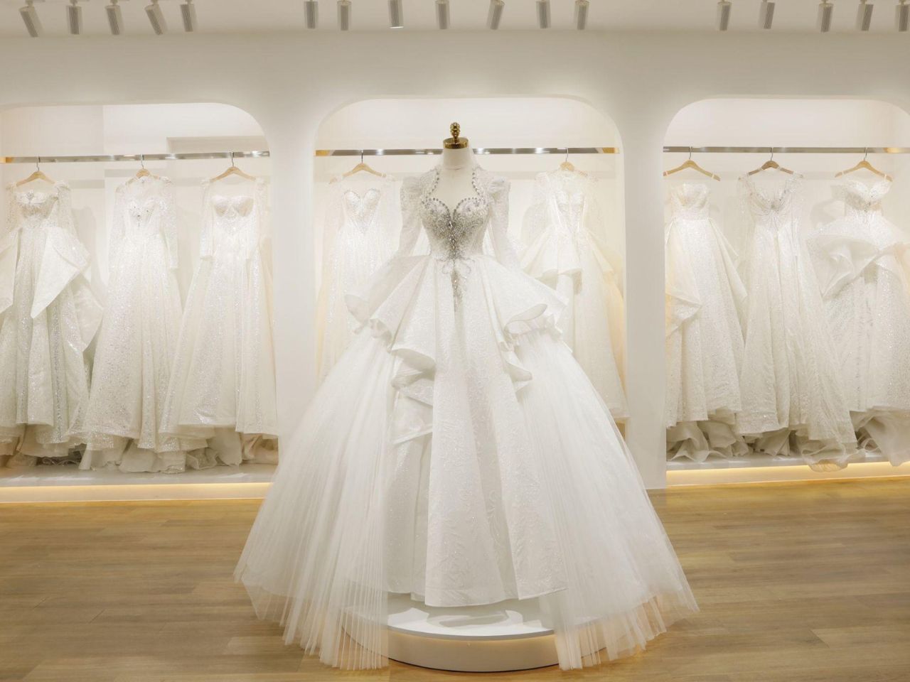 Cách Trưng Bày Váy Cưới Đẹp Và Sang Trọng Thu Hút Mọi Ánh Nhìn