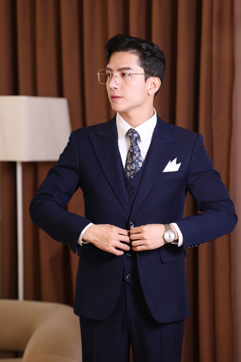 chup anh cuoi nen mac vest gi9