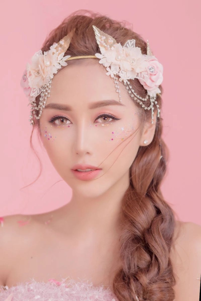 trang diem co dau toc nhuom 8