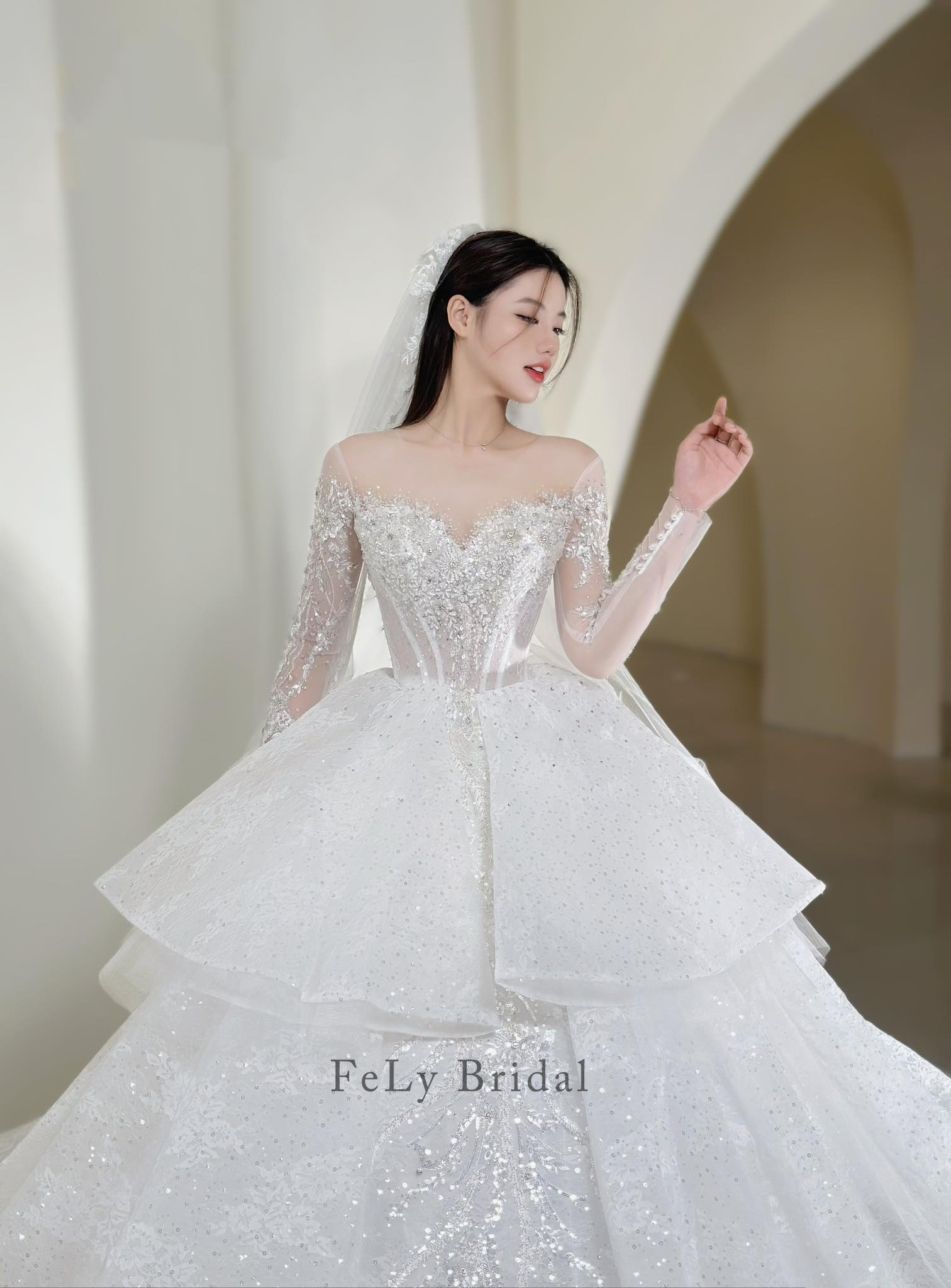 Váy Công Chúa Xòe Tay Dài Kết Pha Lê Lấp Lánh