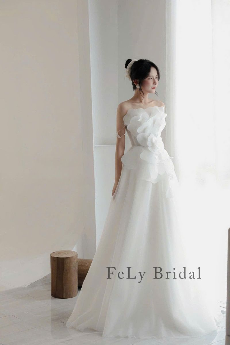 váy cưới chữ A cúp ngực hoa 3D