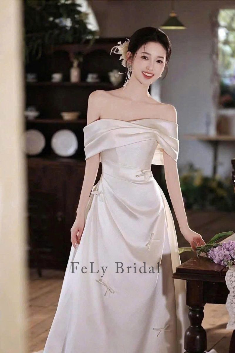 Váy cưới chữ A lụa phi bóng đính nơ trễ vai