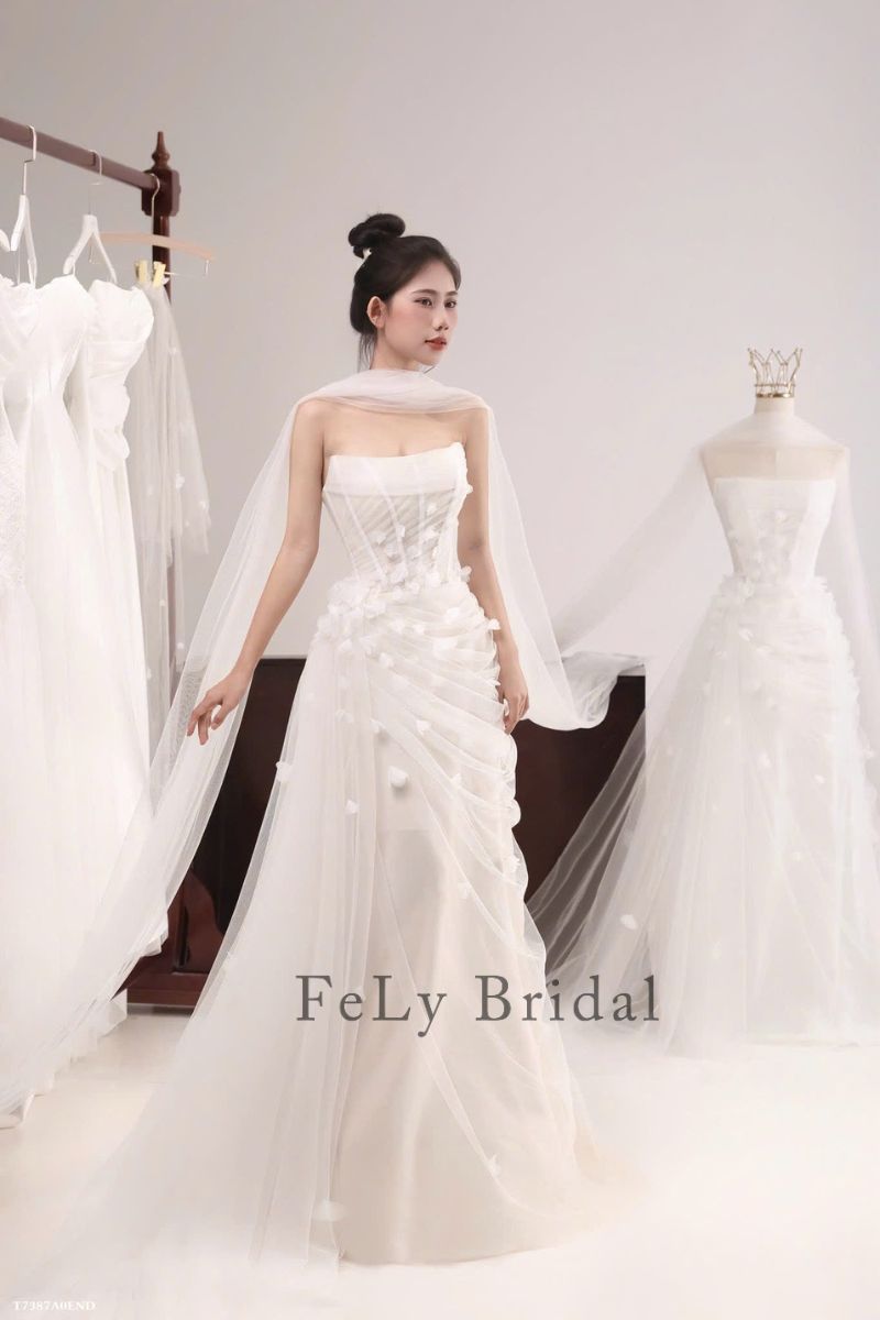 Váy cưới chữ A voan lụa thêu hoa nổi choàng voan nhẹ