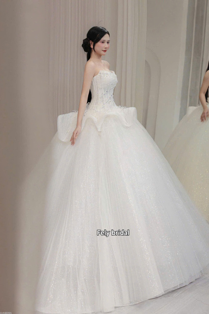 Váy cưới công chúa lấp lánh phủ voan sóng