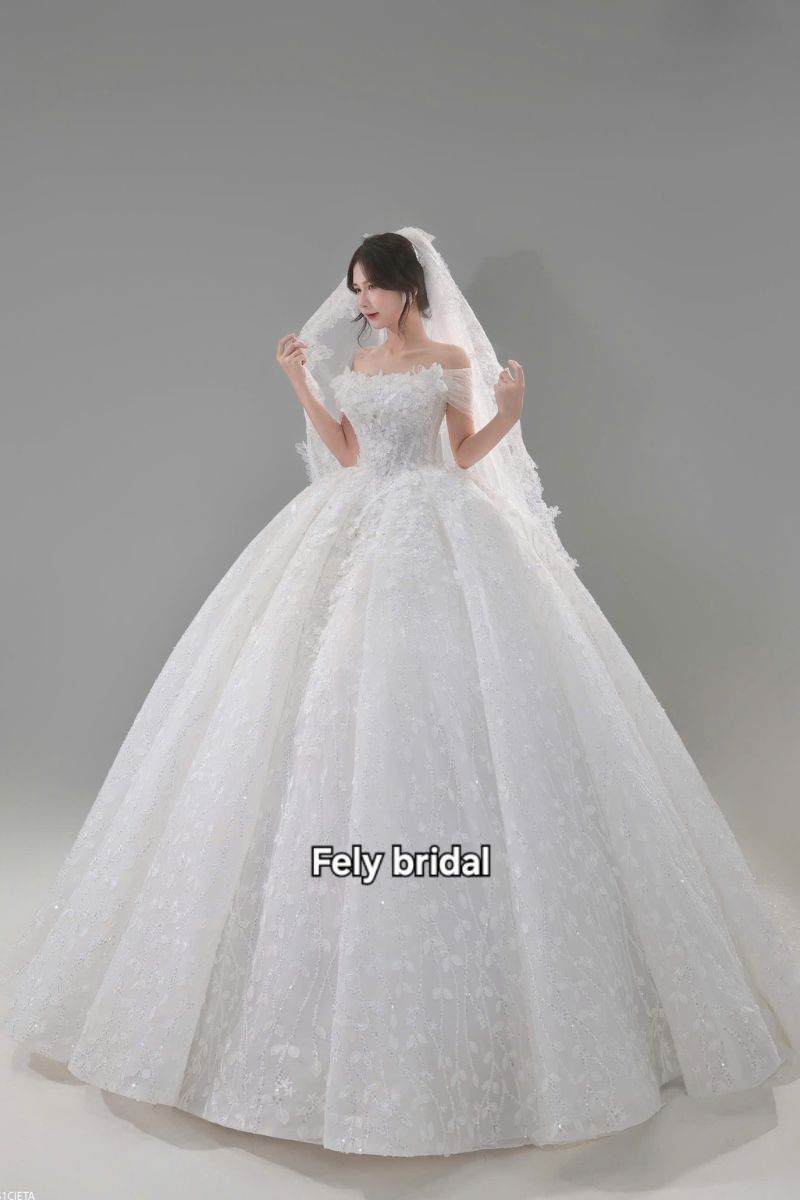 Váy cưới công chúa trễ vai đính hoa kết đá