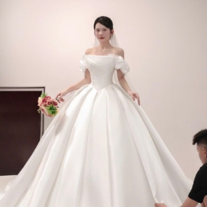 vay cuoi cong chua tre vai hoa
