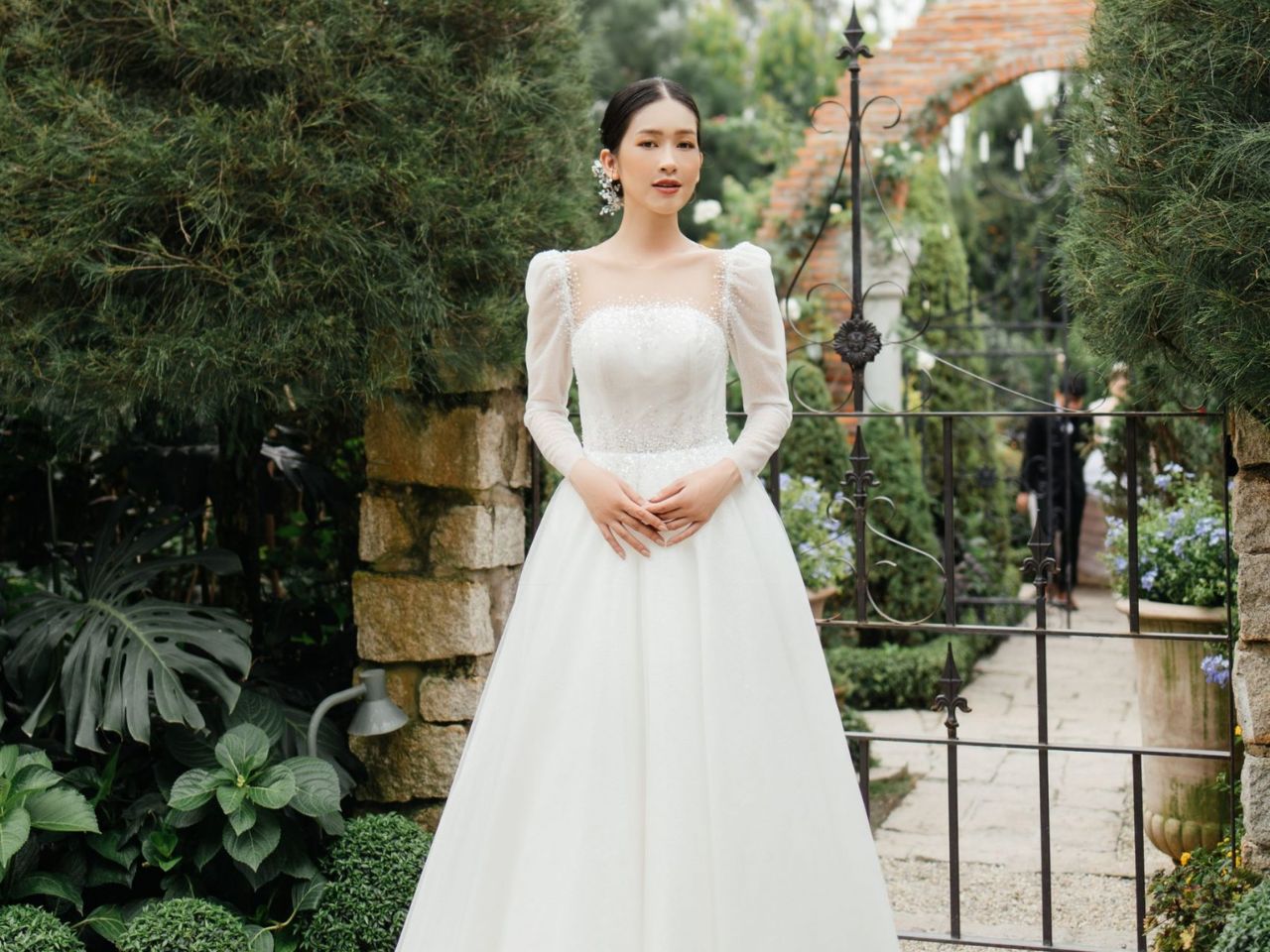 Gợi Ý Váy Đám Cưới Mùa Đông Đẹp Nhất Cho Cô Dâu Năm 2025