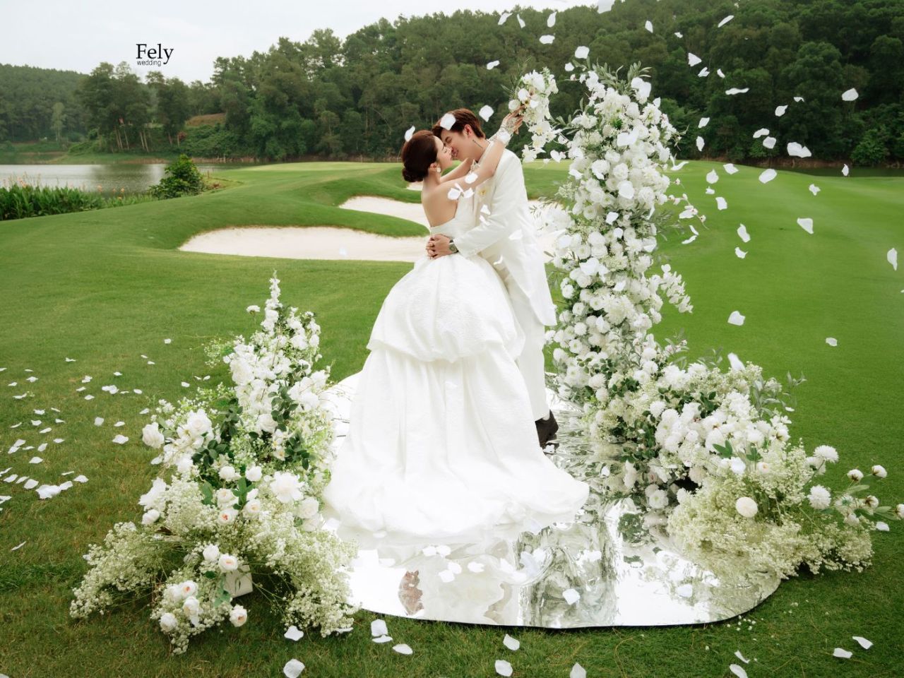 Tổng Hợp Cap Đăng Ảnh Cưới Hài Hước, Dễ Thương Và Đầy Cảm Xúc