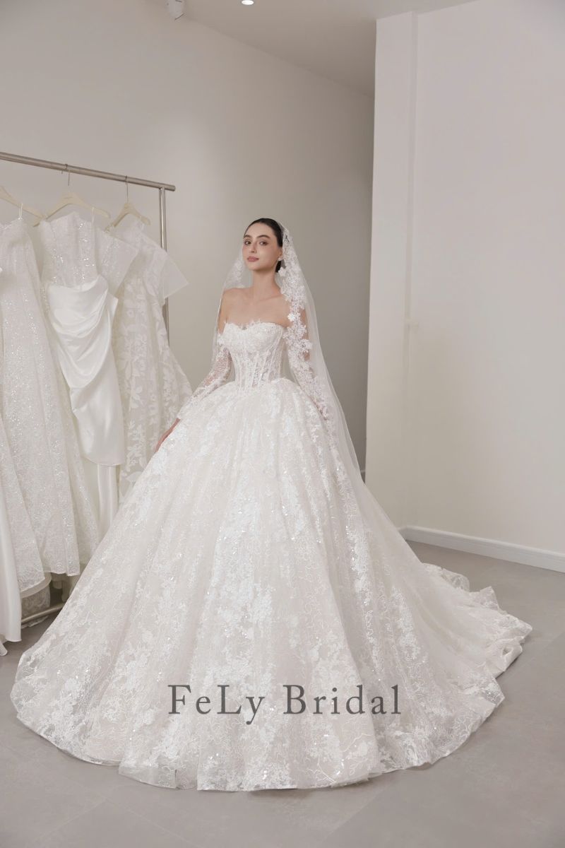 Váy cưới công chúa cúp ngực ren nổi kèm tay rời