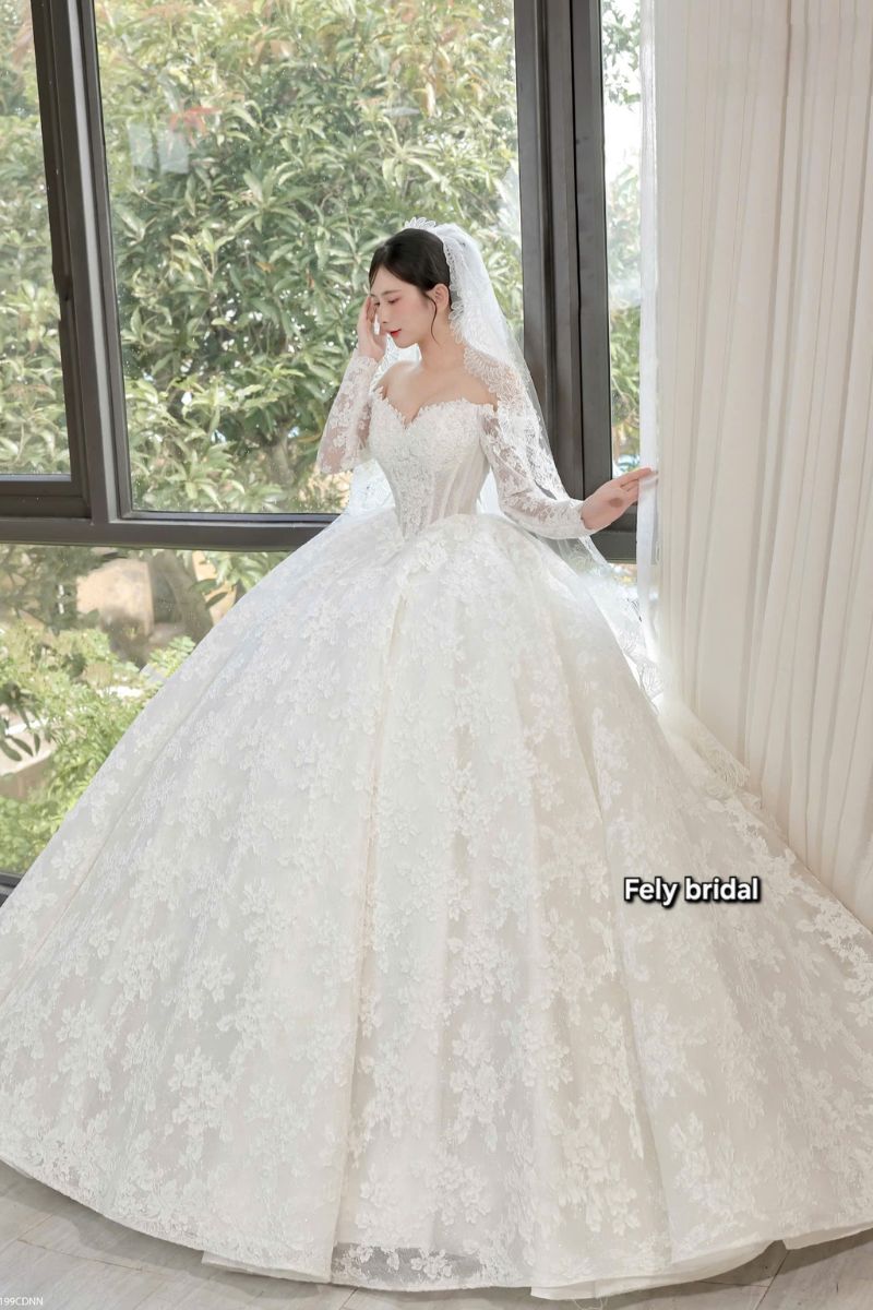 Váy cưới công chúa ren nổi kèm trễ vai rời