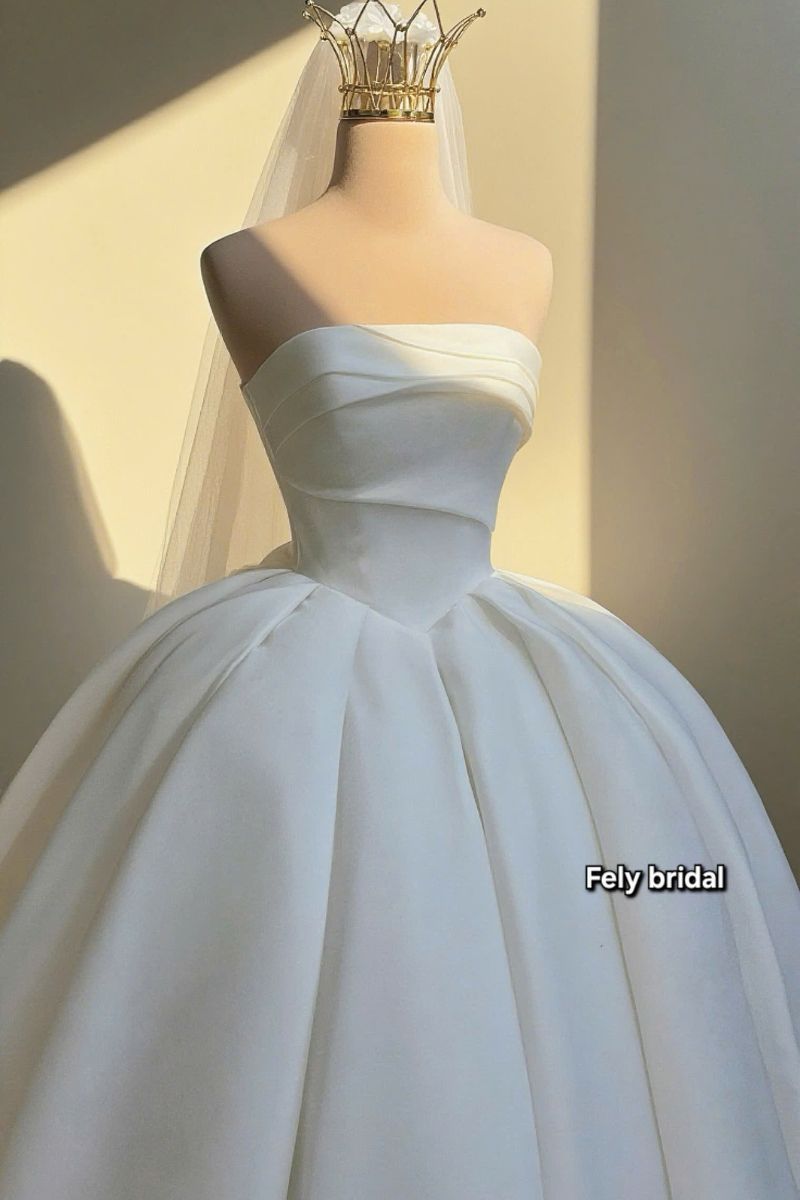 Váy cưới công chúa Satin cúp ngực xếp múi Váy cưới công chúa Satin cúp ngực xếp múi