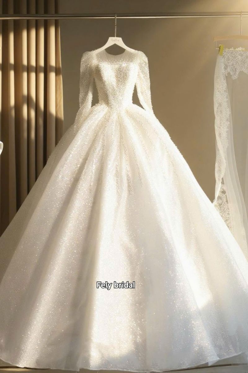 Váy cưới công chúa tay dài đính hạt lấp lánh