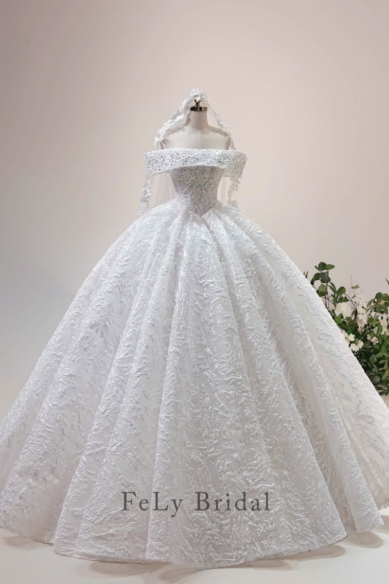 Váy Cưới Công Chúa Trễ Vai Ánh Kim Độc Đáo