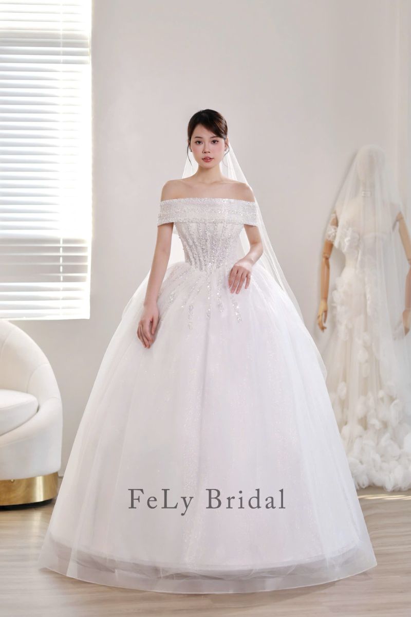 Váy Cưới Công Chúa Trễ Vai Lấp Lánh Phủ Kim Tuyến