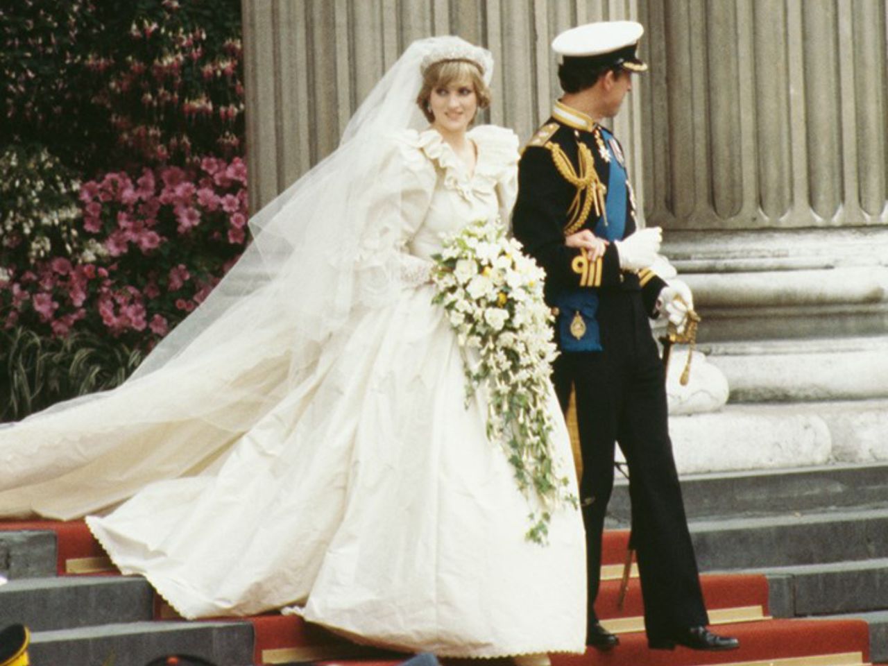 Những Bộ Váy Cưới Đắt Nhất Mọi Thời Đại Của Người Nổi Tiếng