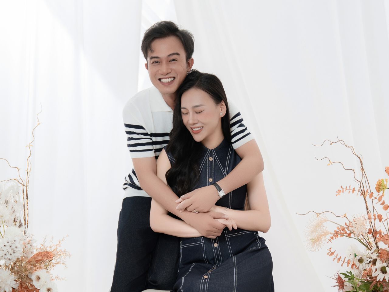 Bộ Ảnh Gia Đình Đẹp Mỹ Anh Và Đăng Trong Gió Ngang Khoảng Trời Xanh